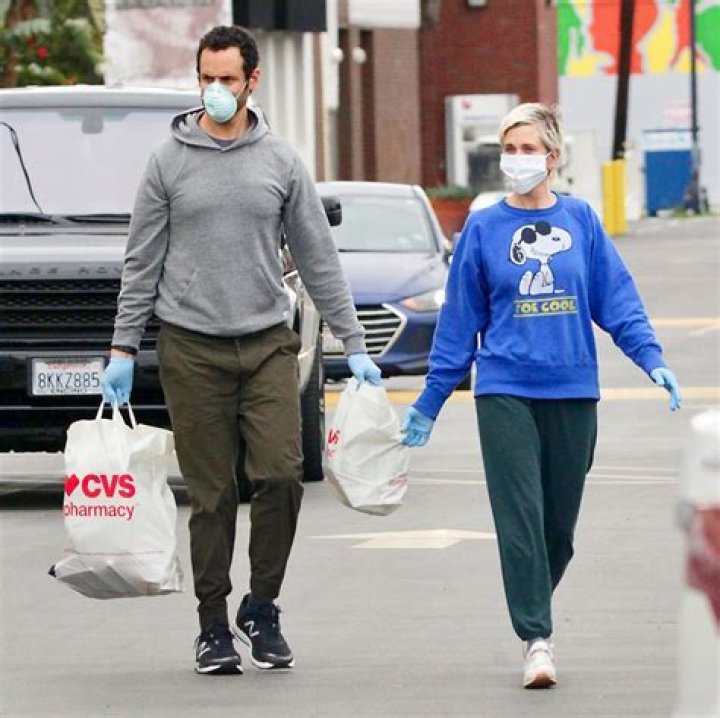 Avi Rothman And Kristen Wiig: An Unlikely Hollywood Love Story