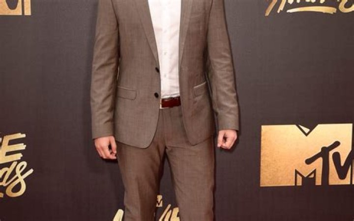 Brett Davern Height, Weight, Body Measurements, Shoe Size