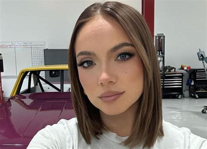 Danielle Bradbery Height, Weight, Measurements, Bra Size, Shoe Size