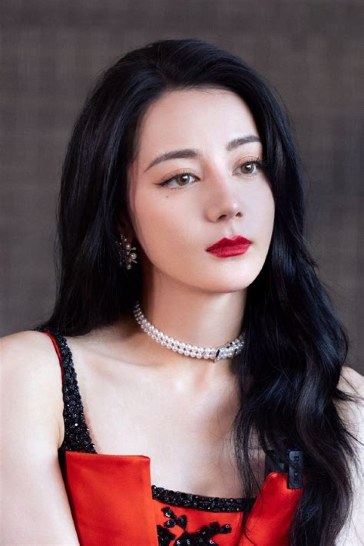 Dilraba Dilmurat Height, Weight, Body Measurements, Bra Size, Shoe Size
