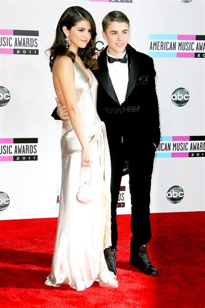 Hailey Biebers Justin & Selena Gomez Fan Tweets Resurface: Details Hollywood Life |