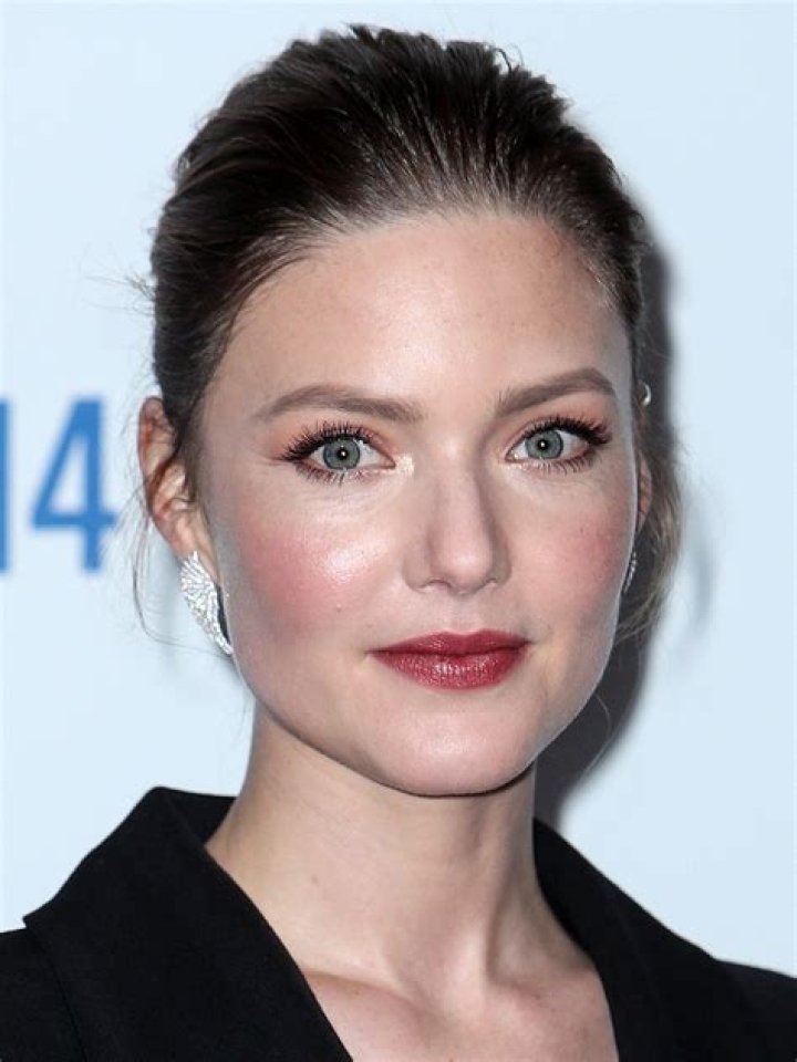 Holliday Grainger Height, Weight, Measurements, Bra Size, Shoe Size