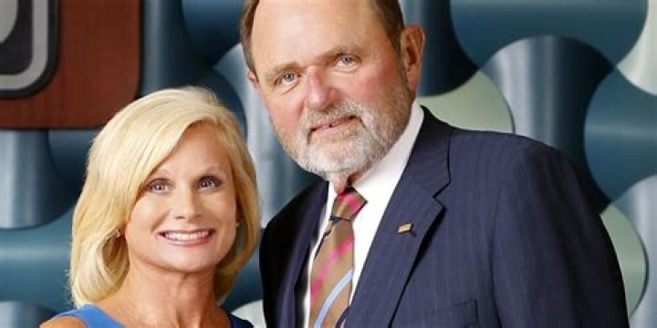 Facts About Leslie Mann's Mother & Her Husband