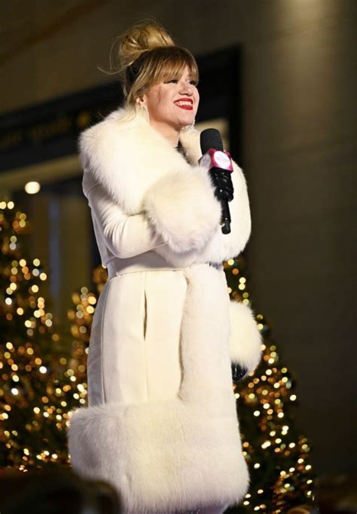 Kelly Clarksons Christmas in Rockefeller Center Outfit: Photos Hollywood Life |