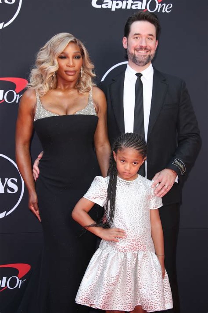 Serena Williams Looks Glam In Family Photos While Holding Daughter Hollywood Life |