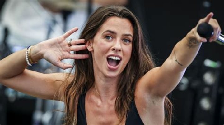 Vanessa Mai Height, Weight, Measurements, Bra Size, Shoe Size