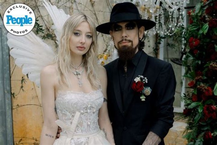 Who is Dave Navarro dating; Check out Dave Navarro's girlfriends